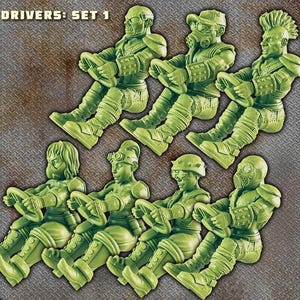 Puede incluir: Conjunto de ocho figuras de plástico verde de conductores, cada una con un casco o tocado único, sentadas como en vehículos. El texto "DRIVERS: SET 1" es visible. Sobre una superficie metálica texturizada.