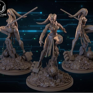 Puede incluir: Tres estatuas detalladas de una guerrera con un sable de luz, posando sobre una base rocosa con elementos mecánicos. Las estatuas son de color neutro, con el logo "WARBLADE STUDIO" en la esquina superior izquierda.