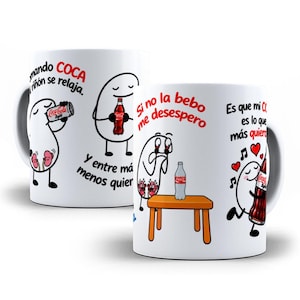 Puede incluir: Una taza de cerámica blanca con ilustraciones de personajes blancos y riñones interactuando con botellas y latas de Coca-Cola. El texto incluye frases como Tomando COCA mi riñón se relaja, Si no la bebo me desespero y Es que mi COCA es lo que más quiero.