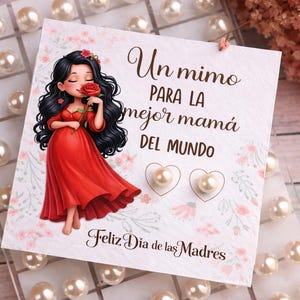 Pode incluir: Um cartão com o texto "Un mimo para la mejor mamá DEL MUNDO" e "Feliz Día de las Madres" apresenta uma mulher de desenho animado em um vestido vermelho segurando uma rosa. Dois brincos de pérola são exibidos no cartão, cercados por pérolas.