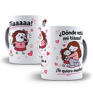 Pode incluir: Uma caneca de cerâmica branca com ilustrações de desenho animado de uma menina de cabelo castanho e laços vermelhos. O texto diz "¡Tiaaaaa!", "¿Dónde está mi tíaaa?" e "¡Te quiero mucho!" rodeado por corações vermelhos, flores e pontos de interrogação.
