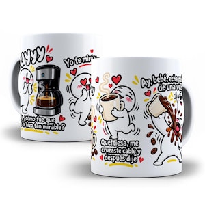 Puede incluir: Una taza de cerámica blanca con personajes de dibujos animados y texto en español. Las ilustraciones incluyen una cafetera, un personaje sosteniendo una taza y otro derramando café. El texto incluye UYYY, Yo te miré y Ay, bebé, echa pa' acá de una vez.