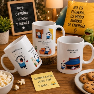 Puede incluir: Tres tazas de cerámica blanca con ilustraciones de dibujos animados de un personaje con camiseta azul. Las tazas muestran textos en español como 'Estoy buscando a mi tía', 'Tiiiiiiiiiaaaaa' y '¿Dónde está mi tía?', representando escenas de búsqueda.