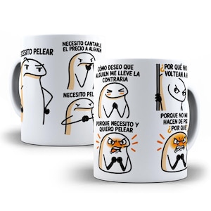 Puede incluir: Una taza de cerámica blanca con múltiples ilustraciones de dibujos animados de un personaje de color beige con contornos negros. El texto incluye frases como NECESITO PELEAR, NECESITO CANTARLE EL PRECIO A ALGUIEN, CÓMO DESEO QUE ALGUIEN ME LLEVE LA CONTRARIA y POR QUÉ NO ME HACEN DE PELEAR.