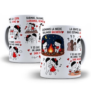 Pode incluir: Uma caneca de cerâmica branca com ilustrações de desenhos animados de um casal em vários cenários românticos, corações vermelhos e texto em espanhol, incluindo frases como 'Subimos, bajamos, lloramos, reímos' e 'Quemamos la noche bailando bachata'.