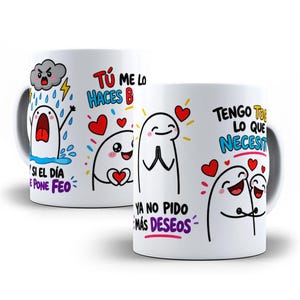 Pode incluir: Duas canecas de cerâmica branca com personagens de desenhos animados em contornos pretos. Os designs incluem textos em espanhol como 'Tú me lo haces bien', 'Si el día se pone feo', 'Ya no pido más deseos' e 'Tengo todo lo que necesito', acompanhados de corações coloridos, nuvens de chuva e raios.