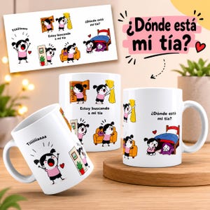 Op de afbeelding: Twee witte keramische mokken met een stripfiguur in een roze shirt en zwarte korte broek. De illustraties tonen het personage dat op zoek is naar een tante, met Spaanse teksten zoals Tiiiiiaaaaa, Estoy buscando a mi tía en ¿Dónde está mi tía?