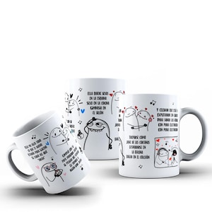 Könnte beinhalten: Drei weiße Keramiktassen mit schwarzen Strichzeichnungen von Zeichentrickfiguren. Die Designs enthalten verschiedene spanische Textphrasen, kleine rote Herzen und Noten, die über die Oberfläche jeder Tasse verteilt sind.
