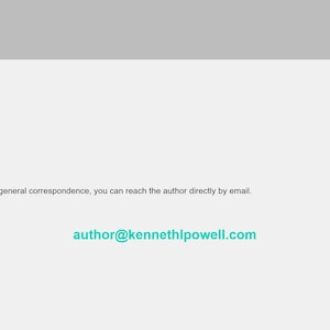 Puede incluir: Una taza de cer&aacute;mica blanca con un asa negra y el texto "But First, Coffee" en negrita negra. La taza se encuentra sobre un fondo borroso, sugiriendo un ambiente acogedor.