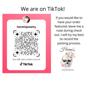 Puede incluir: Gr&aacute;fico rosa y blanco con el texto "We are on TikTok!" y un c&oacute;digo QR para seguir a "hecmisjewelry". La imagen tambi&eacute;n incluye una calavera con detalles florales y el texto "Jewelry for the weekend rebel."