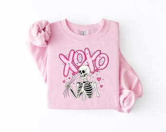XOXO Skeleton Valentine Sweatshirt | Cute Spooky Valentine Crewneck | Pink Valentine Shirt | Gothic Valentine Gift | Women’s Cozy Pullover