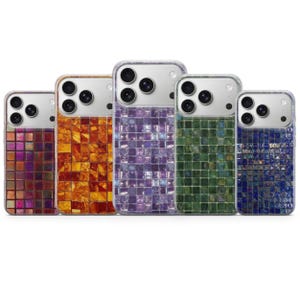 Può includere: Cinque custodie per telefoni colorate con un design a mosaico. Le custodie presentano una varietà di colori, tra cui viola, arancione, verde e blu. Le custodie hanno un bordo trasparente e un alloggiamento per fotocamera argentato.