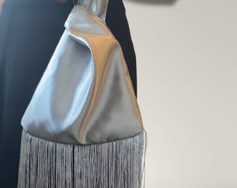 Silberne Satinhandtasche, Satinhandtasche mit Fransen, Fransenhandtasche, Knotenhandtasche mit Fransen, Brauthandtasche mit hohem Knoten, Brauthandtasche, Handtasche für Brautjungfern
