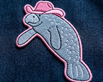 Parche bordado de vaquera manatí, lindo aplique termoadhesivo o para coser de vaca marina del oeste, divertido regalo de insignia de animal vaquero del océano
