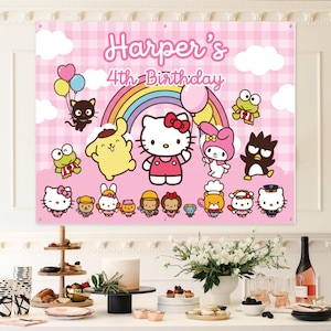 Może przedstawiać: R&oacute;żowy baner z napisem "Harper's 4th Birthday" i postaciami z kresk&oacute;wek. Baner przedstawia tęczę, chmury i r&oacute;żne postacie, w tym Hello Kitty. Tło ma r&oacute;żowy wz&oacute;r w kratkę.