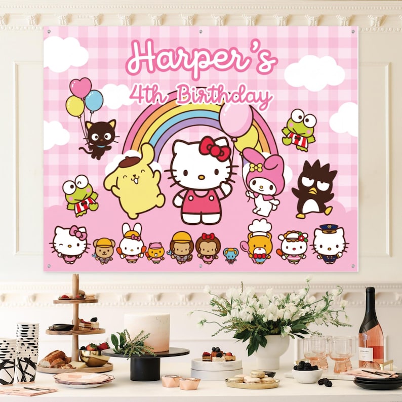 Może przedstawiać: R&oacute;żowy baner z napisem "Harper's 4th Birthday" i postaciami z kresk&oacute;wek. Baner przedstawia tęczę, chmury i r&oacute;żne postacie, w tym Hello Kitty. Tło ma r&oacute;żowy wz&oacute;r w kratkę.