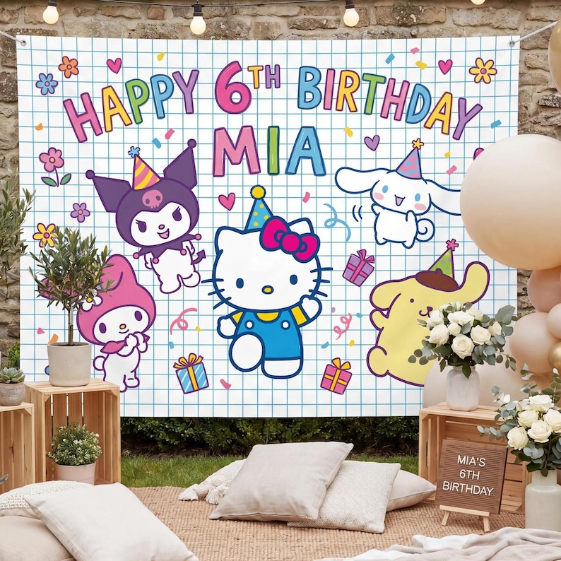 Może przedstawiać: Kolorowy baner urodzinowy z napisem "HAPPY 6TH BIRTHDAY MIA" i postaciami z kresk&oacute;wek. Baner jest biały z niebieskim wzorem kratki i jest ozdobiony sercami, kwiatami i pudełkami z prezentami. Scena obejmuje balony, kwiaty i drewniane skrzynie.