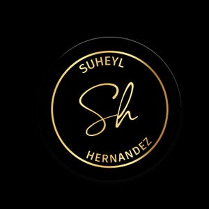 Op de afbeelding: Een cirkelvormig logo met een zwarte achtergrond en gouden letters. De woorden "SUHEYl" en "HERNANDEZ" staan in een gouden lettertype langs de rand van de cirkel. De letters "Sh" staan in een gouden scriptlettertype in het midden.