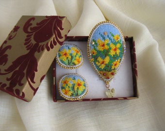 Daffodil flower brooch and clip-on earrings set. Bead embroidery daffodil flower brooch and earrings. Vintage style brooch earrings set.