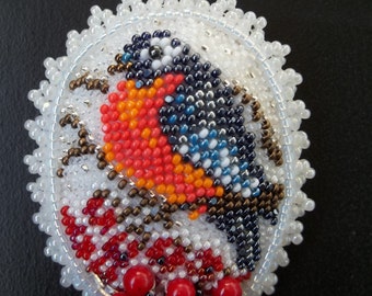 Broche de broderie de perle. Cadeau de Noël. Broche perles. Broche oiseau Bouvreuil à la main.