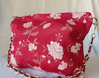 Sac bandoulière fleuri (chaîne) en tissu de haute qualité. Très pratique et spacieux. Fermeture éclair, doublure et poche intérieure.