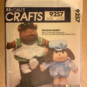 Peut inclure: Un patron de couture McCall's Crafts pour réaliser deux poupées en tissu de 40,5 cm. Le patron est pour un chat et un chien. Le numéro du patron est 9257. Le patron est intitulé "Blossom Babies" par Faye Wine pour McCall's.