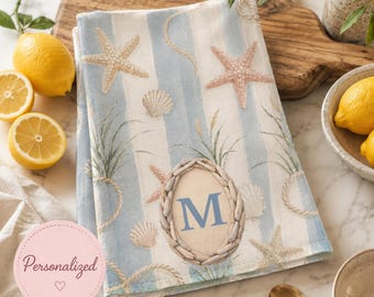 Paño de cocina costero con monograma / Decoración personalizada para la cocina de casa de playa / Toalla con diseño náutico de conchas y estrellas de mar / Regalo costero