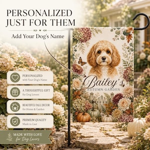 Puede incluir: Una bandera de jardín rectangular con el retrato de un perro de color marrón dorado rodeado de flores de otoño, follaje y calabazas. El texto "Bailey's AUTUMN GARDEN" aparece en fuente cursiva y serif sobre un soporte metálico en un jardín.