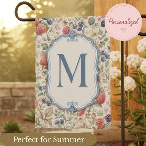 Bandera de jardín personalizada con inicial / Bandera con monograma de bayas estilo cottagecore / Decoración de verano para el jardín / Bandera personalizada para la casa