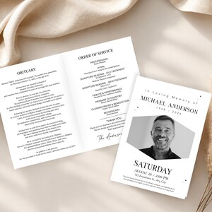 Pode incluir: Um programa funerário dobrado com um retrato a preto e branco de Michael Anderson na capa, com o texto In Loving Memory of Michael Anderson 1948-2026. O interior apresenta um obituário e a ordem do serviço fúnebre.