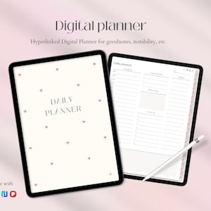 Op de afbeelding: Twee zwarte tablets met een digitale planner. Eén tablet toont een omslag met de tekst "DAILY PLANNER" en roze hartjes. De andere tablet toont een dagplanner-indeling met een witte stylus. Bovenin staat de tekst "Digital planner".