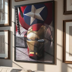 Può includere: Opera d'arte incorniciata con un elmo di Iron Man, lo scudo di Captain America e il martello di Thor. L'opera è in una cornice nera ed è appesa a una parete beige, sopra un divano beige con cuscini decorativi. Sono visibili anche altre opere d'arte incorniciate.