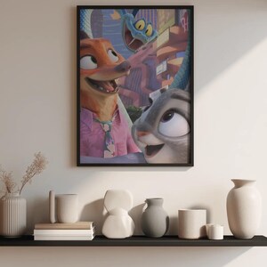 Puede incluir: Impresi&oacute;n art&iacute;stica enmarcada con personajes de la pel&iacute;cula animada Zootr&oacute;polis. La obra muestra un zorro, un conejo y una serpiente en un entorno urbano colorido. Los personajes tienen expresiones faciales expresivas e interact&uacute;an.