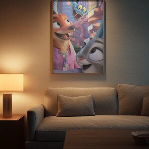 Puede incluir: Un cuadro enmarcado con personajes de la pel&iacute;cula animada Zootr&oacute;polis. La obra presenta un zorro, un conejo y una serpiente, con un paisaje urbano de fondo. El cuadro est&aacute; colgado sobre un sof&aacute; gris en un sal&oacute;n.
