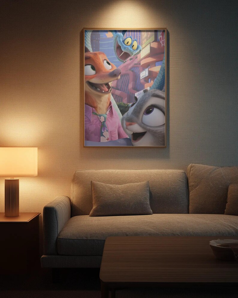 Puede incluir: Un cuadro enmarcado con personajes de la pel&iacute;cula animada Zootr&oacute;polis. La obra presenta un zorro, un conejo y una serpiente, con un paisaje urbano de fondo. El cuadro est&aacute; colgado sobre un sof&aacute; gris en un sal&oacute;n.
