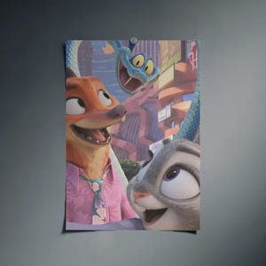 Puede incluir: Un p&oacute;ster con personajes de la pel&iacute;cula animada Zootopia. El p&oacute;ster muestra un zorro con camisa y corbata rosa, un conejo y una serpiente azul. El fondo representa un paisaje urbano con edificios coloridos.