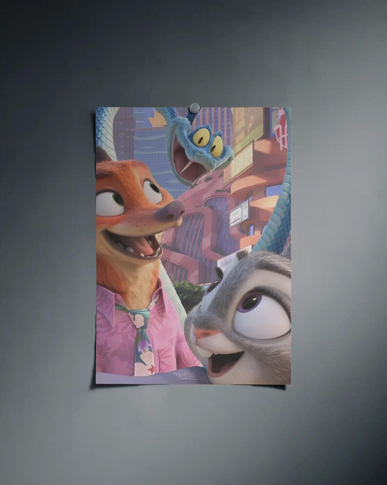 Puede incluir: Un p&oacute;ster con personajes de la pel&iacute;cula animada Zootopia. El p&oacute;ster muestra un zorro con camisa y corbata rosa, un conejo y una serpiente azul. El fondo representa un paisaje urbano con edificios coloridos.