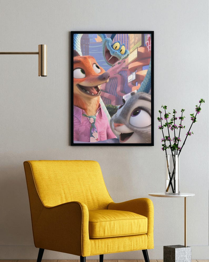 Puede incluir: Impresi&oacute;n art&iacute;stica enmarcada con personajes de la pel&iacute;cula animada Zootr&oacute;polis. La obra de arte representa un zorro, un conejo y una serpiente en un colorido entorno urbano. La impresi&oacute;n se exhibe en una pared sobre un sill&oacute;n amarillo.