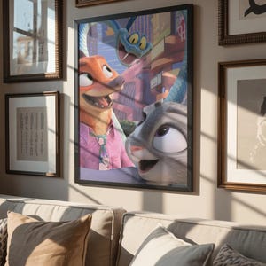 Puede incluir: Obra de arte enmarcada con personajes de la pel&iacute;cula animada "Zootr&oacute;polis". La obra representa un zorro con camisa rosa, un conejo y una serpiente azul sobre un fondo de paisaje urbano. La obra est&aacute; enmarcada en negro y se exhibe en una pared con otras piezas enmarcadas.