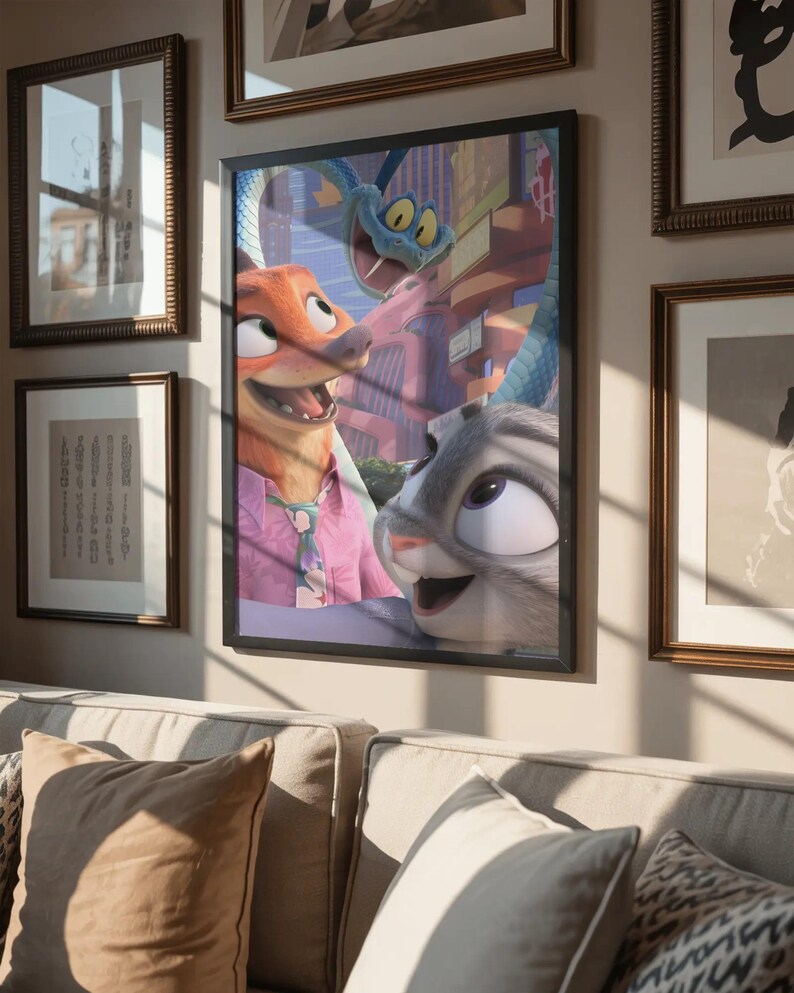Puede incluir: Obra de arte enmarcada con personajes de la pel&iacute;cula animada "Zootr&oacute;polis". La obra representa un zorro con camisa rosa, un conejo y una serpiente azul sobre un fondo de paisaje urbano. La obra est&aacute; enmarcada en negro y se exhibe en una pared con otras piezas enmarcadas.