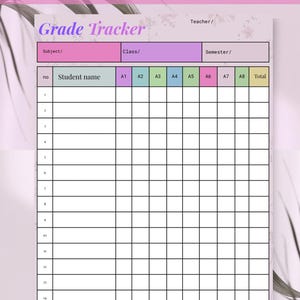 Può includere: Un registro dei voti degli insegnanti stampabile con un design floreale rosa e viola. Il documento include campi per materia, classe e semestre, con spazio per i nomi e i voti degli studenti. Il titolo "Grade Tracker" è in un carattere stilizzato.