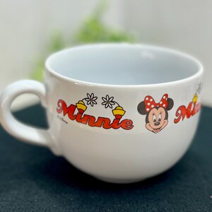 K&ouml;nnte beinhalten: Ein Set aus drei Keramikbechern mit gesprenkelter, matter Oberfl&auml;che. Die Becher sind in den Farbt&ouml;nen Creme, Hellgrau und Dunkelgrau gehalten. Jeder Becher hat ein schlichtes, minimalistisches Design, ideal f&uuml;r Kaffee oder Tee.