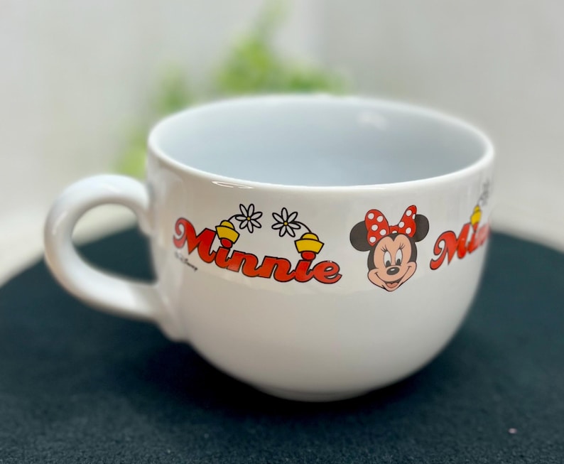 K&ouml;nnte beinhalten: Ein Set aus drei Keramikbechern mit gesprenkelter, matter Oberfl&auml;che. Die Becher sind in den Farbt&ouml;nen Creme, Hellgrau und Dunkelgrau gehalten. Jeder Becher hat ein schlichtes, minimalistisches Design, ideal f&uuml;r Kaffee oder Tee.