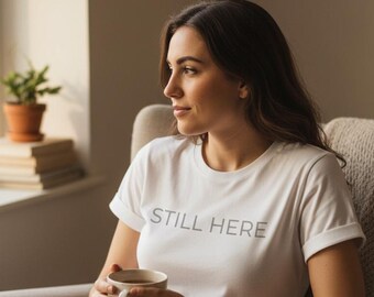 Still Here Shirt voor dames | Cadeau voor mensen die mentale gezondheidsproblemen hebben overwonnen | Veerkracht T-shirt | Kleding voor stille kracht | Minimalistische wellness top