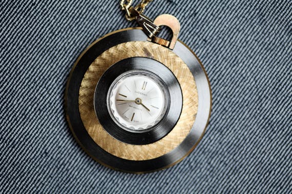Vintage Ladies Pendant Necklace Wind up Watch Costume  display picture 3