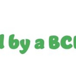 Puede incluir: Un gr&aacute;fico verde que muestra el texto Created by a BCBA en una fuente redondeada y negrita, situado a la izquierda de un c&iacute;rculo verde s&oacute;lido que contiene un s&iacute;mbolo de marca de verificaci&oacute;n blanco. El dise&ntilde;o usa un tono verde uniforme.