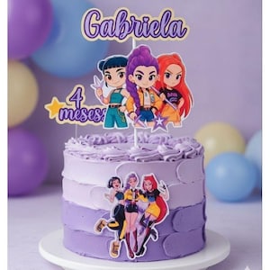 Könnte beinhalten: Ein mehrschichtiger lila Kuchen mit einem dekorativen Aufsatz mit drei Zeichentrickfiguren und dem Namen "Gabriela". Der Kuchen ist mit einer passenden lila Glasur und einer unteren Reihe von Zeichentrickfiguren verziert. Der Kuchen hat auch einen "4 meses" Aufsatz.