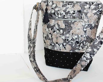 Elegante bolso de hombro metálico con diseño floral de acebo plateado