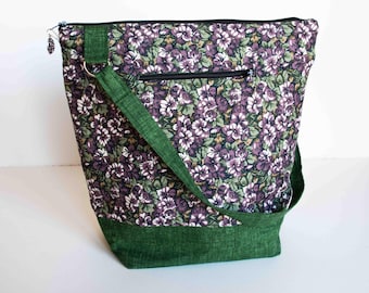 Bolso de hombro espacioso hecho a mano con diseño floral morado y verde, diseño de rosas y pensamientos, estilo retro de abuela.