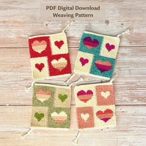 Puede incluir: Cuatro posavasos tejidos cuadrados con motivos de corazones en tonos rojo, verde azulado, verde y rosa con detalles en crema. Cada posavasos tiene pequeñas borlas en las esquinas. El texto PDF Digital Download Weaving Pattern es visible.